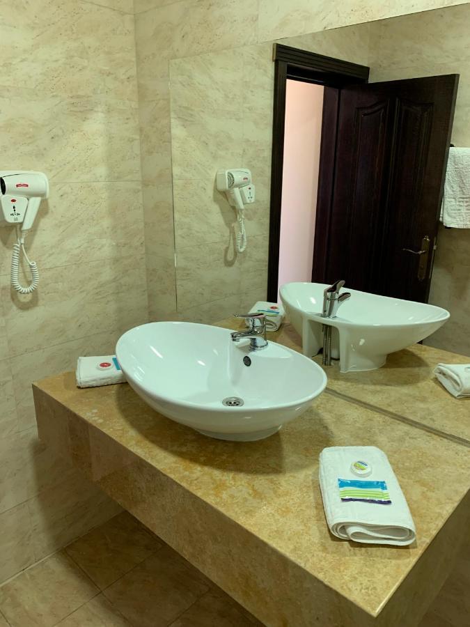 Laura Holiday Hotell Brăila Exteriör bild