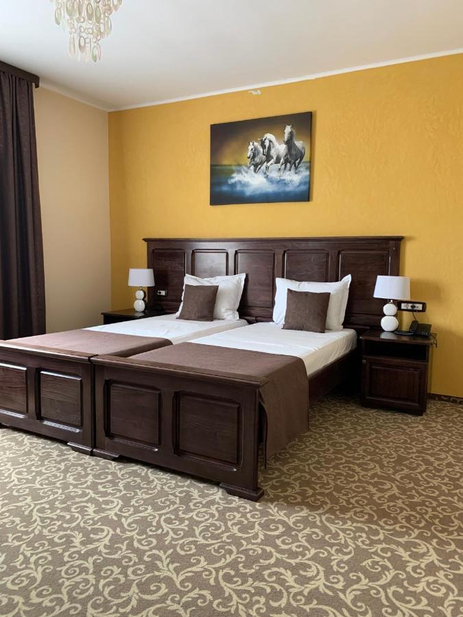 Laura Holiday Hotell Brăila Exteriör bild