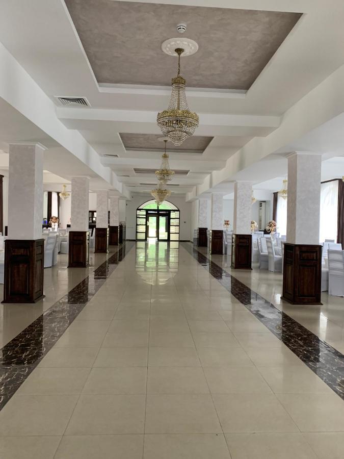 Laura Holiday Hotell Brăila Exteriör bild