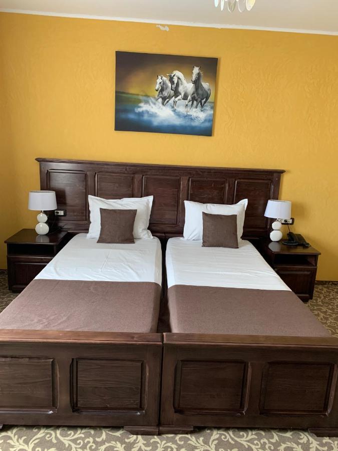 Laura Holiday Hotell Brăila Exteriör bild