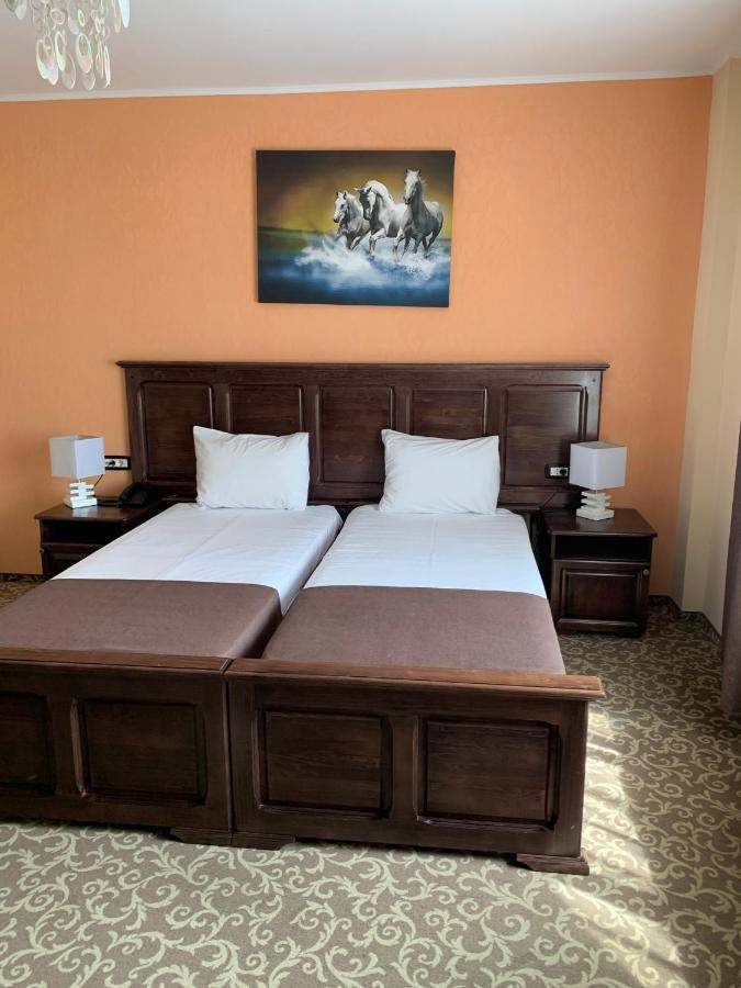 Laura Holiday Hotell Brăila Exteriör bild