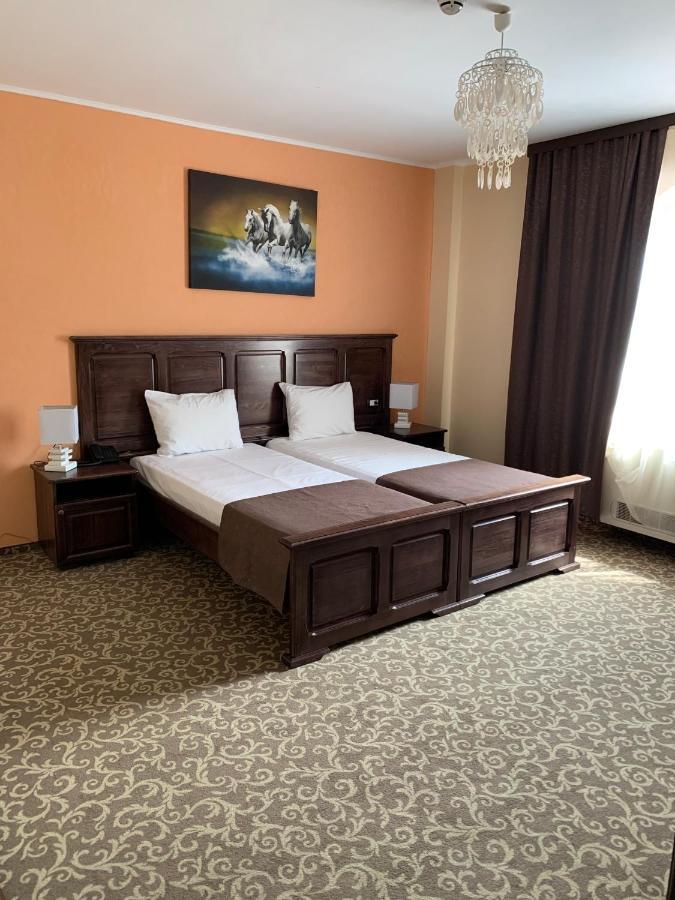 Laura Holiday Hotell Brăila Exteriör bild